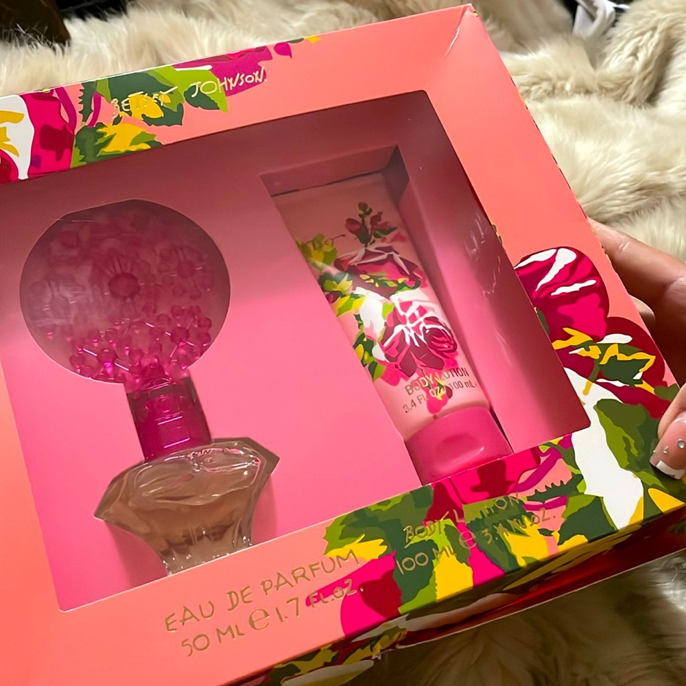🌺Betsey Johnson®Gorgeous Set of Perfume & Body Lotion in a Yummy Sent 🌺
